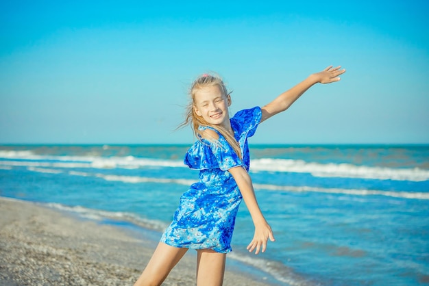 Szczęśliwa mała dziewczynka na plaży