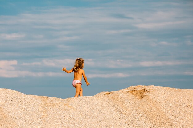 Szczęśliwa mała dziewczynka na plaży