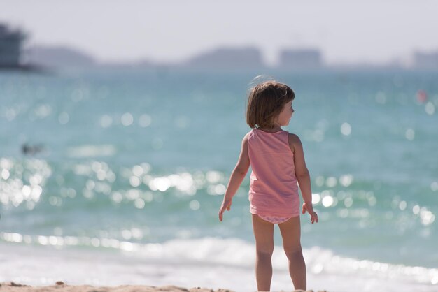 Szczęśliwa Mała Dziewczynka Nad Morzem W Summer.adorable Dziewczynka Na Plaży Podczas Letnich Wakacji. Szczęśliwe Dziecko Nad Morzem Lub Oceanem