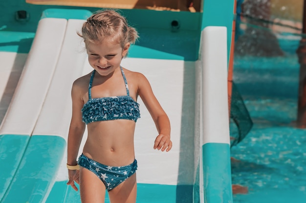 Szczęśliwa mała dziewczynka w plenerowym basenie