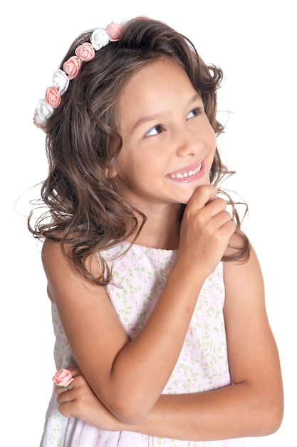 Szczęśliwa mała dziewczynka wskazująca palcem w górę na białym tle