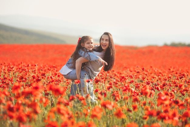 Szczęśliwa Mama I Córeczka Bawią Się Razem I Bawią Się W Makowym Polu Spacerując Na łonie Natury