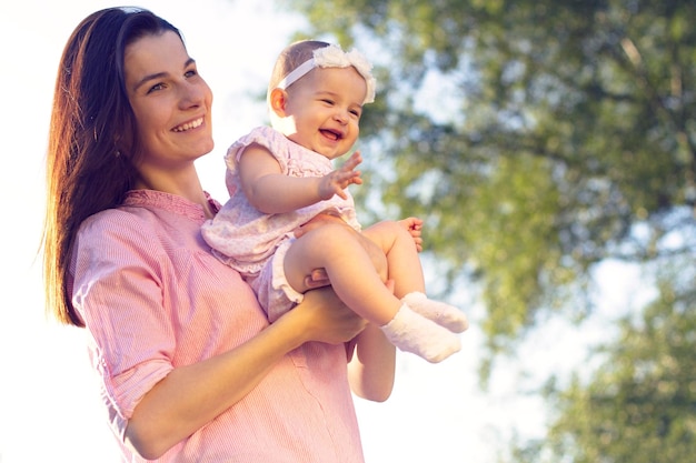 Szczęśliwa mama i córka bawią się na łonie natury