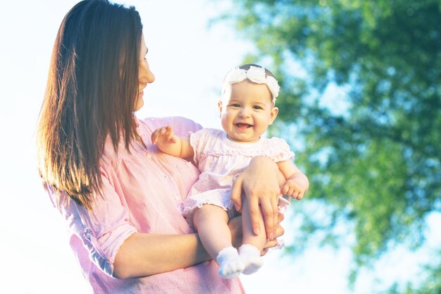 Szczęśliwa mama i córka bawią się na łonie natury