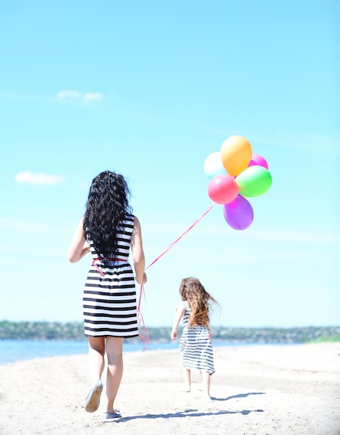 Szczęśliwa mama i córka na plaży