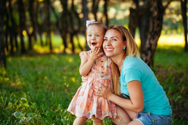 Szczęśliwa Mama I Córka Ono Uśmiecha Się Przy Naturą.