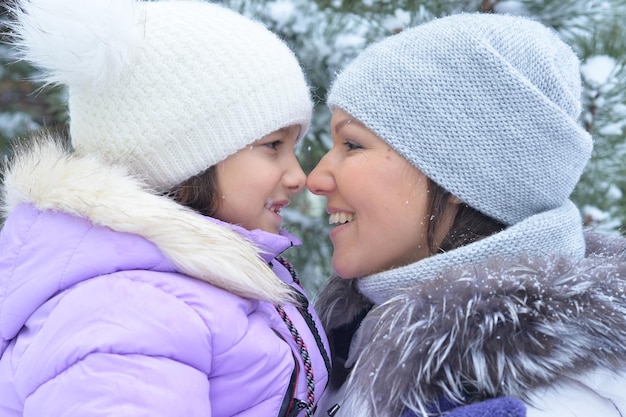 Szczęśliwa Mama I Córka Pozują Na Zewnątrz Zimą