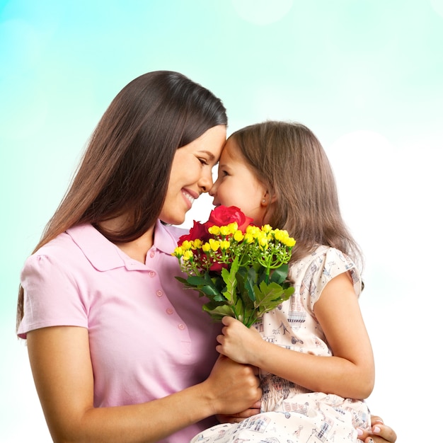 Szczęśliwa mama i córka razem z kwiatami