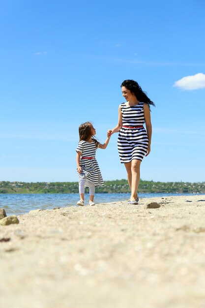 Szczęśliwa mama i córka. Spacer po plaży