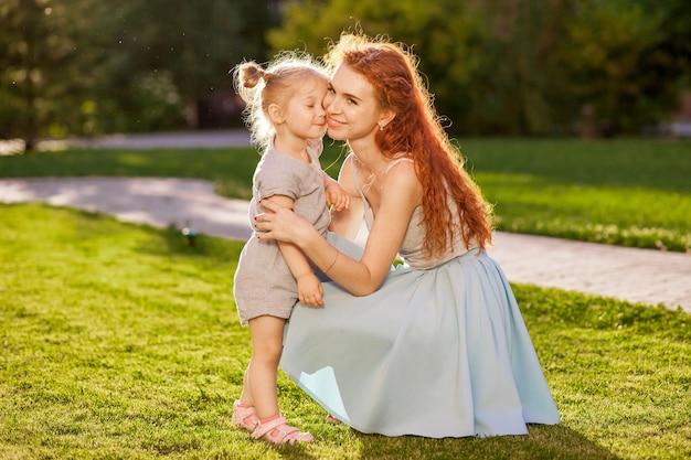 Szczęśliwa Mama I Córka W Parku