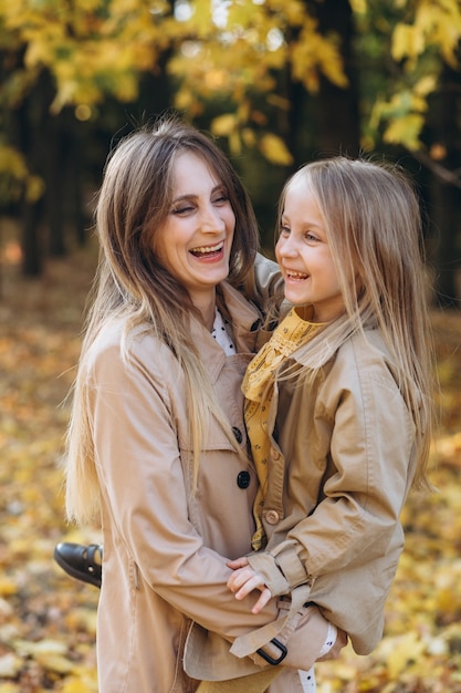 Szczęśliwa Mama I Jej Piękna Córka Bawią Się I Spacerują Po Jesiennym Parku.