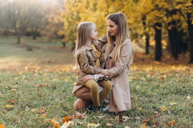 Szczęśliwa Mama I Jej Piękna Córka Bawią Się I Spacerują Po Jesiennym Parku.