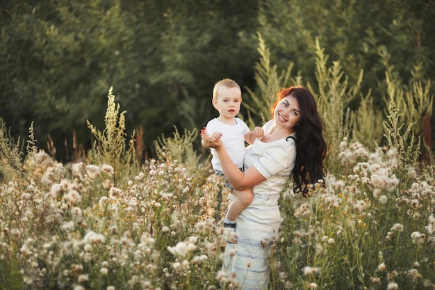 Szczęśliwa mama i syn bawią się w polu