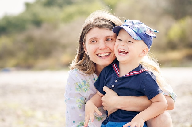 Szczęśliwa mama i syn szaleją na plaży