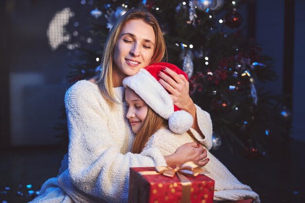 Szczęśliwa Mama Przytula Ukochaną Córkę Na Boże Narodzenie