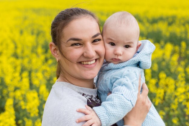 Szczęśliwa mama z dzieckiem w polu