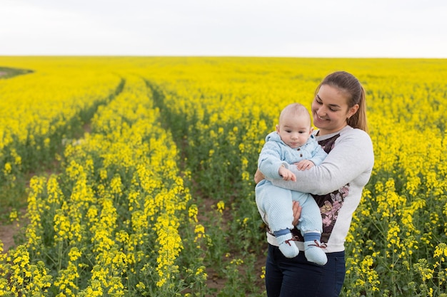 Szczęśliwa mama z dzieckiem w polu