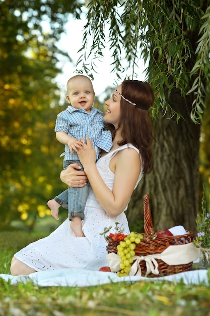 Szczęśliwa mama z synkiem na pikniku w parku