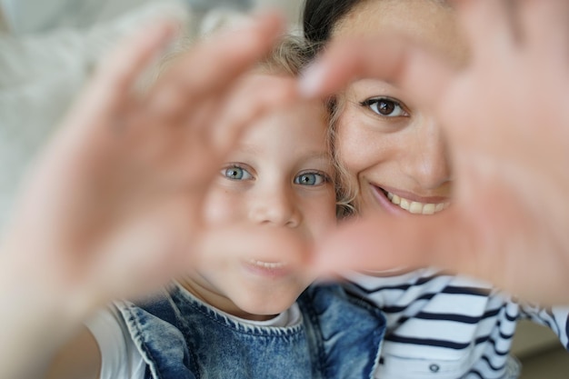 Zdjęcie szczęśliwa matka i adoptowana córka robią selfie.