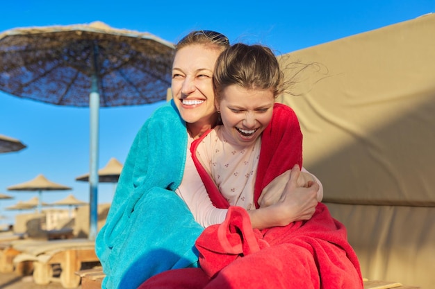 Szczęśliwa matka i córka bawią się na plaży