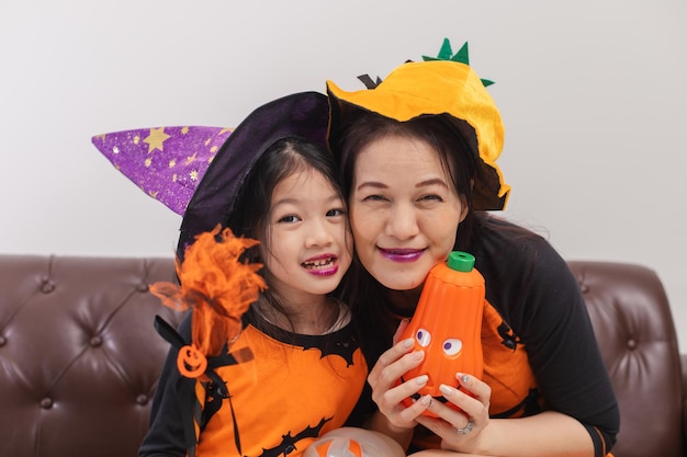 Szczęśliwa matka i córka w stroju wiedźmy na Halloween