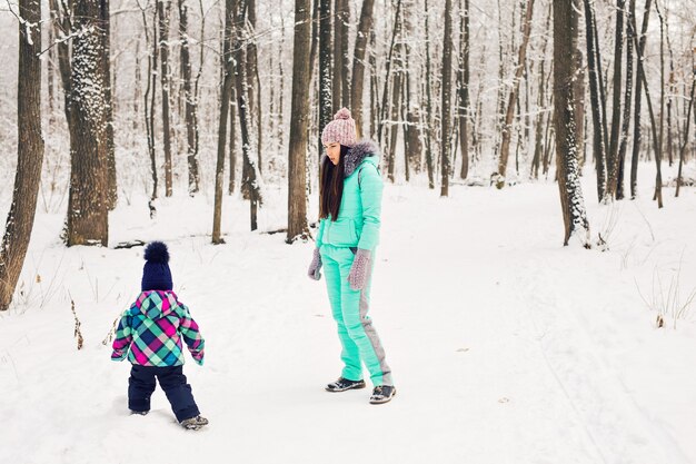 Szczęśliwa Matka I Dziecko W Winter Park. Rodzina Na Zewnątrz. Wesoła Mamusia Z Dzieckiem.