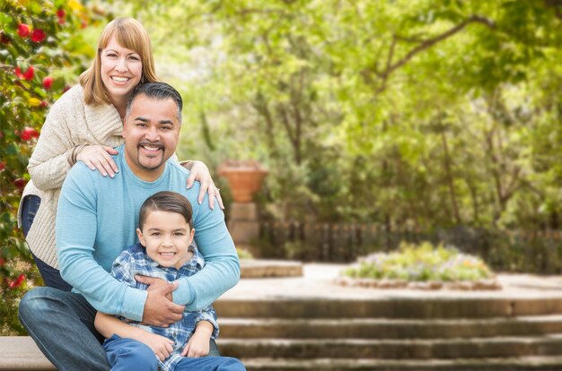 Zdjęcie szczęśliwa mieszana rasa hiszpańska i kaukazyjska rodzina w parku