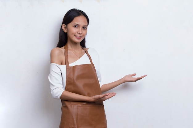 Szczęśliwa Młoda Azjatycka Kelnerka Barista Wskazująca Palcami W Różnych Kierunkach