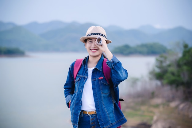 Szczęśliwa Młoda Azjatykcia Dziewczyna Przy Kang Kra Chan Parkiem Narodowym Tajlandia