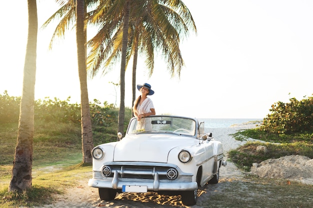 Szczęśliwa Młoda Kobieta I Retro Kabriolet Przy Plaży W Mieście Varadero