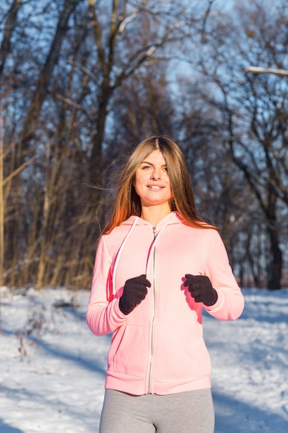 Szczęśliwa młoda kobieta jogging