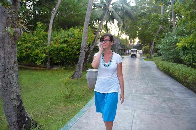 szczęśliwa młoda kobieta na wakacjach na pięknej tropikalnej plaży baw się dobrze i zrelaksuj się
