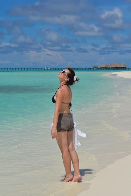szczęśliwa młoda kobieta na wakacjach na pięknej tropikalnej plaży baw się dobrze i zrelaksuj się