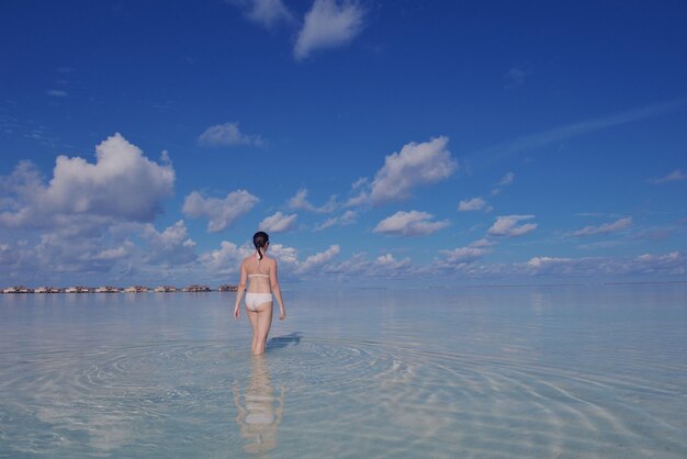 szczęśliwa młoda kobieta na wakacjach na pięknej tropikalnej plaży baw się i zrelaksuj
