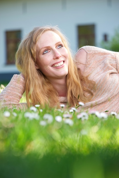 Szczęśliwa młoda kobieta relaksuje outdoors