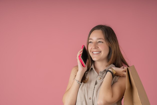 Szczęśliwa młoda kobieta rozmawia przez telefon