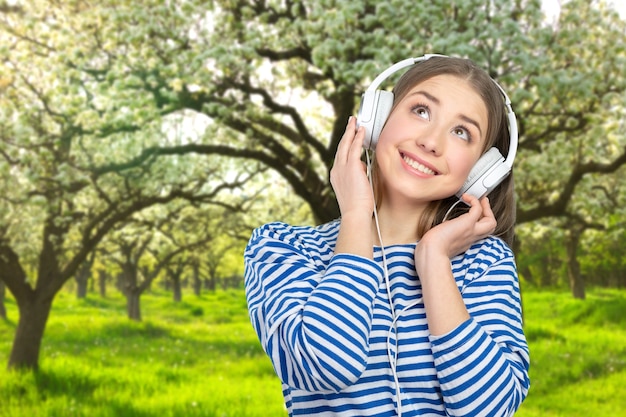 Szczęśliwa młoda kobieta słucha muzyki