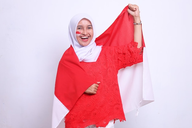 Szczęśliwa młoda kobieta świętuje Dzień Niepodległości Indonezji