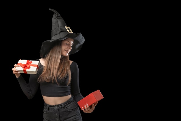 Szczęśliwa Młoda Kobieta W Spiczastym Kapeluszu Wiedźmy Z Otwartym Prezentem W Rękach Kopiowanie Miejsca Izolacja Na Czarnym Tle Halloween