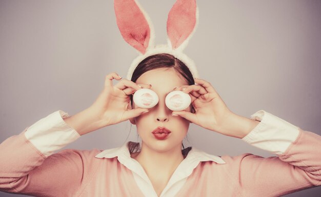 Szczęśliwa młoda kobieta wielkanocna w uszach królika szminka pocałunek nadruk na jajku wielkanocnym