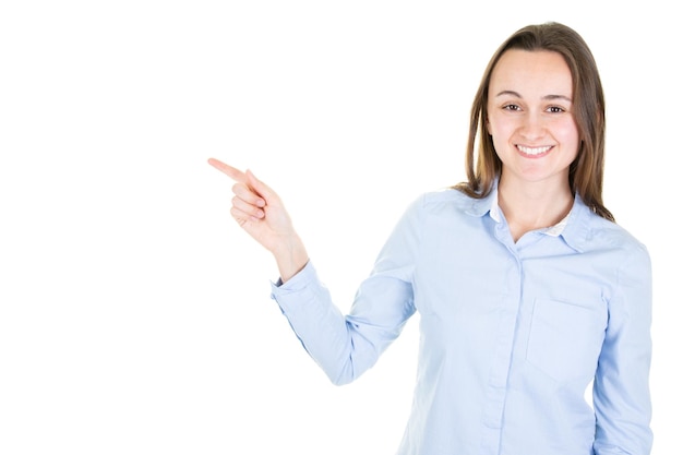 Szczęśliwa młoda kobieta, wskazując bok na copyspace