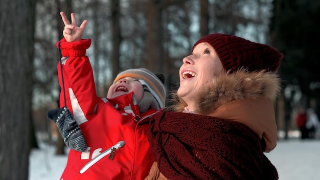 Szczęśliwa Młoda Matka I Syn Malucha Uśmiechający Się Spacery W Winter Park