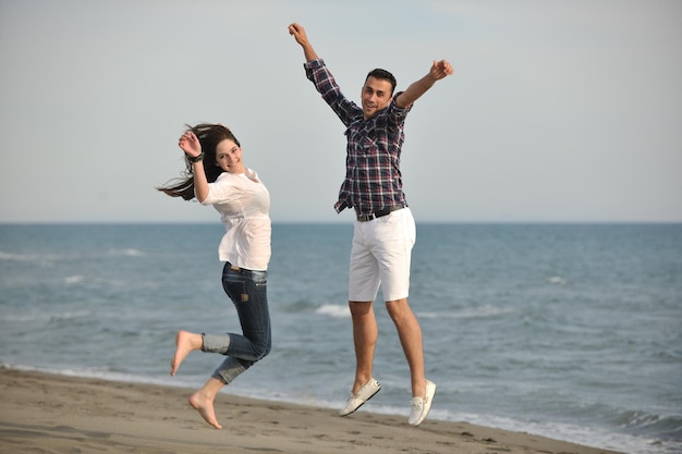 szczęśliwa młoda para ma zabawne i romantyczne chwile na plaży w sezonie letnim i reprezentuje happynes i koncepcję podróży