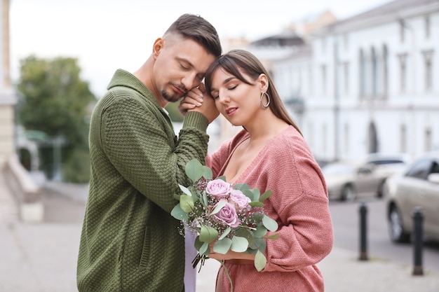 Szczęśliwa młoda para na romantyczną randkę na świeżym powietrzu