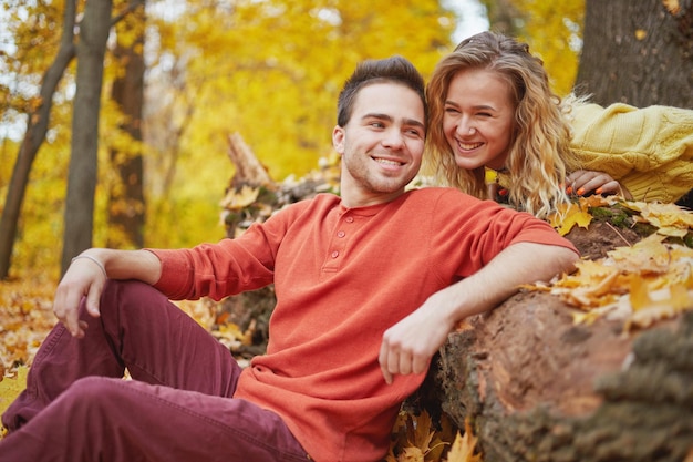 Zdjęcie szczęśliwa młoda para na zewnątrz w piękny jesienny dzień w lesie