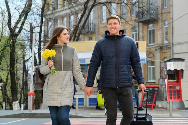 Szczęśliwa Młoda Para Spacerująca Z Walizką Ulicą Miasta, Walentynki, Sezon Zima Wiosna, Spotkanie Zakochanych