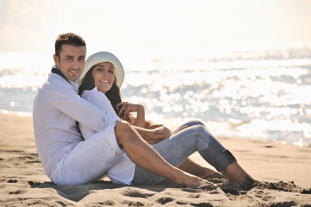 szczęśliwa młoda para w białych ubraniach ma romantyczny wypoczynek i zabawę na pięknej plaży na wakacjach