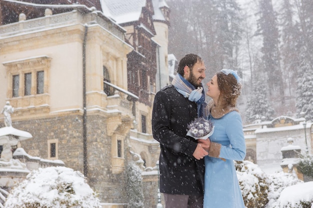 Zdjęcie szczęśliwa młoda para w winter park rodzina na zewnątrz na zamku