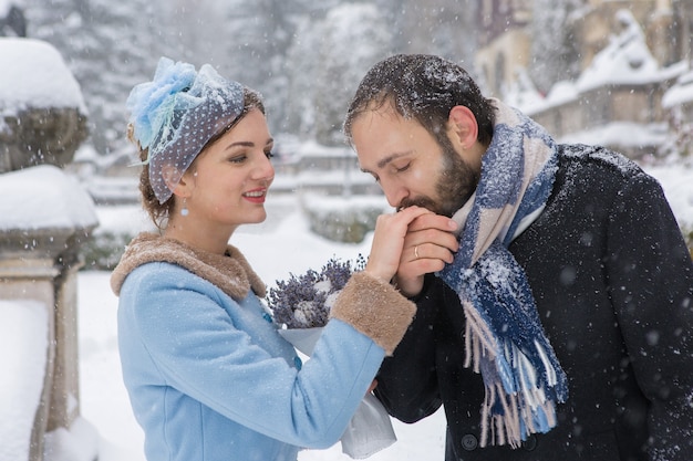 Szczęśliwa młoda para w Winter Park. Rodzina na zewnątrz na zamku.