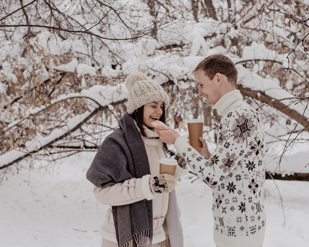 Szczęśliwa młoda para w Winter Park zabawy. Rodzina na zewnątrz. miłość.